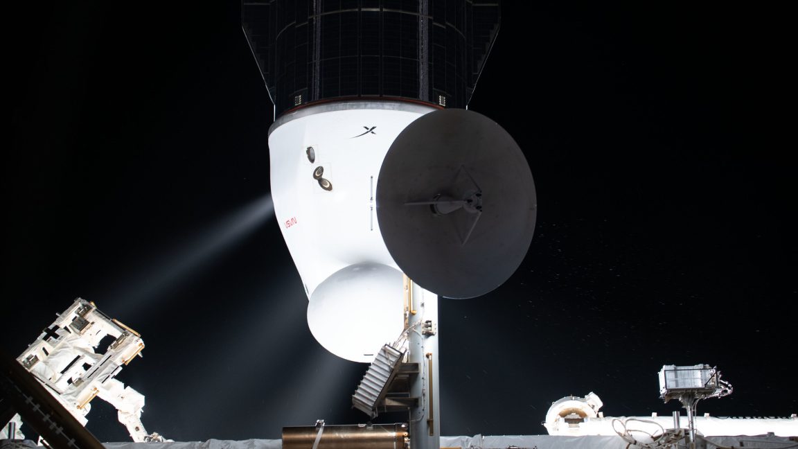 俄罗斯发射场受损震动国际空间站，NASA紧急加速“龙”飞船任务背后的太空博弈