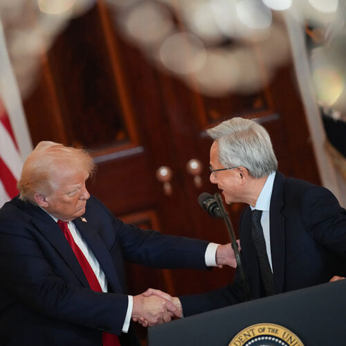 特朗普“放水”英伟达H200芯片入华，是战略失误还是另有玄机？中美AI芯片暗战进入关键赛点