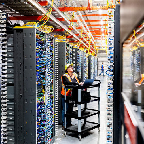 数据中心狂飙背后:谁在为AI的“电老虎”买单?美国参议员紧急调查揭开能源成本转嫁之谜