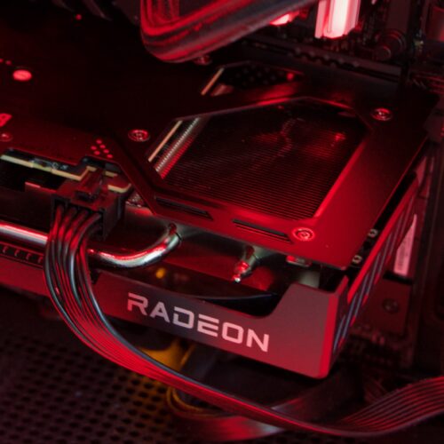 内存固态价格疯涨背后:AI数据中心“吞金兽”如何重塑PC硬件市场?