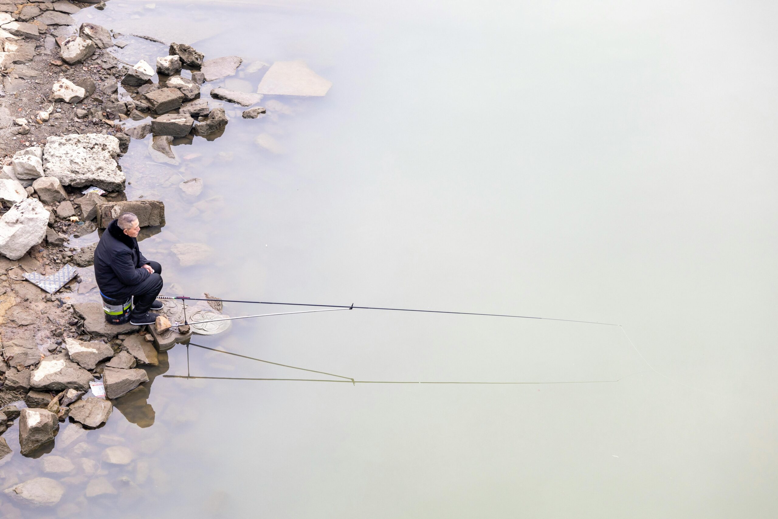 冰钓竞赛暗藏人类决策密码:为何我们总在模仿他人的选择中迷失?