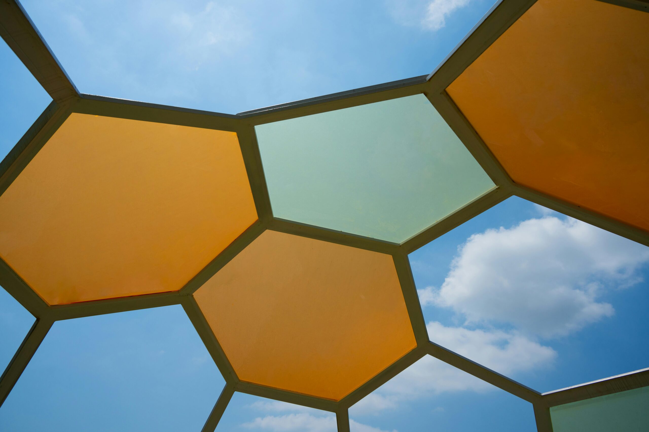 Meta封禁青少年AI聊天机器人：是过度保护，还是数字时代的必要护栏？