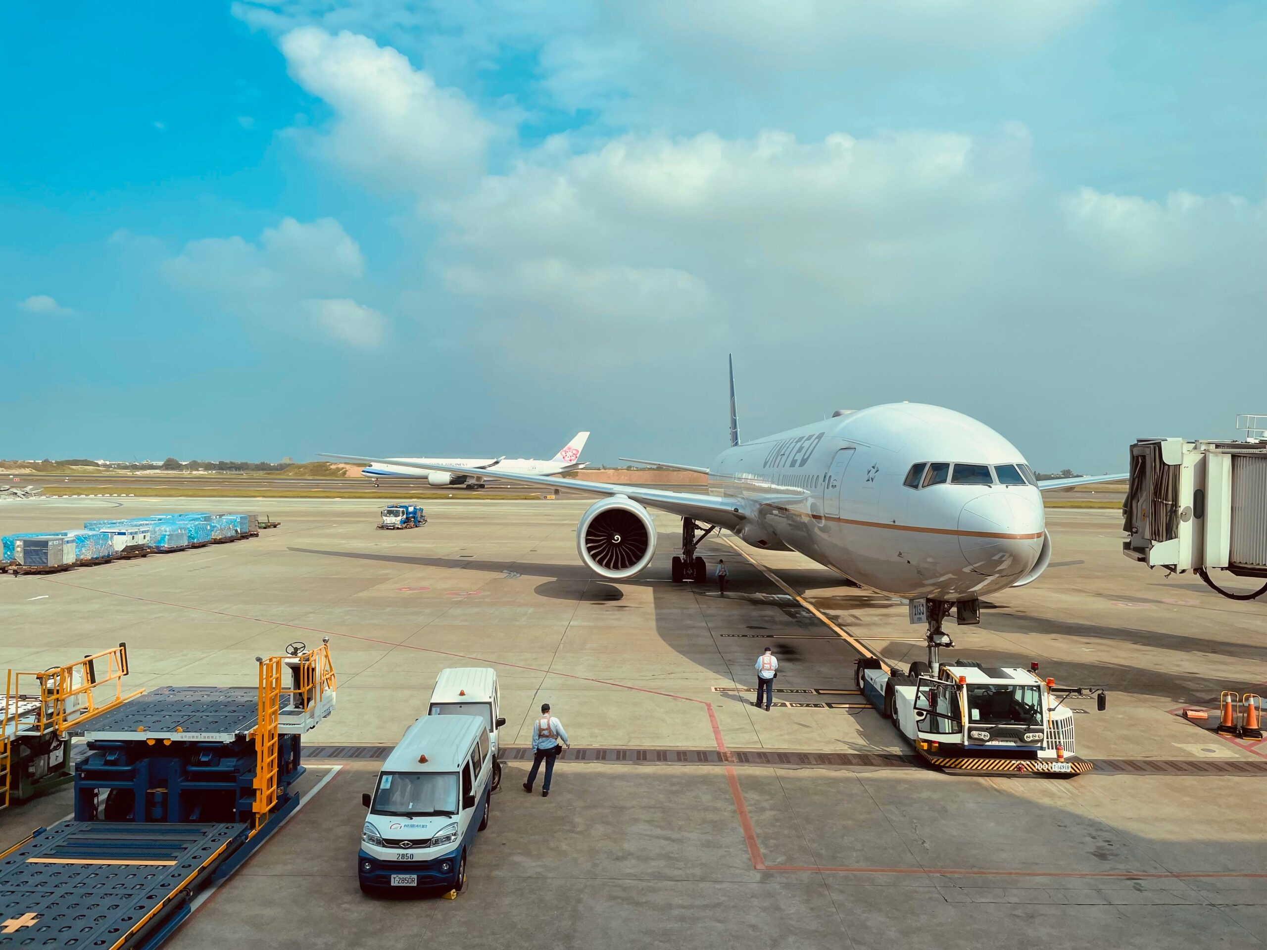 5000美元机票被拒登机:当规则遇上人性,航空公司的傲慢与旅客的尊严之战