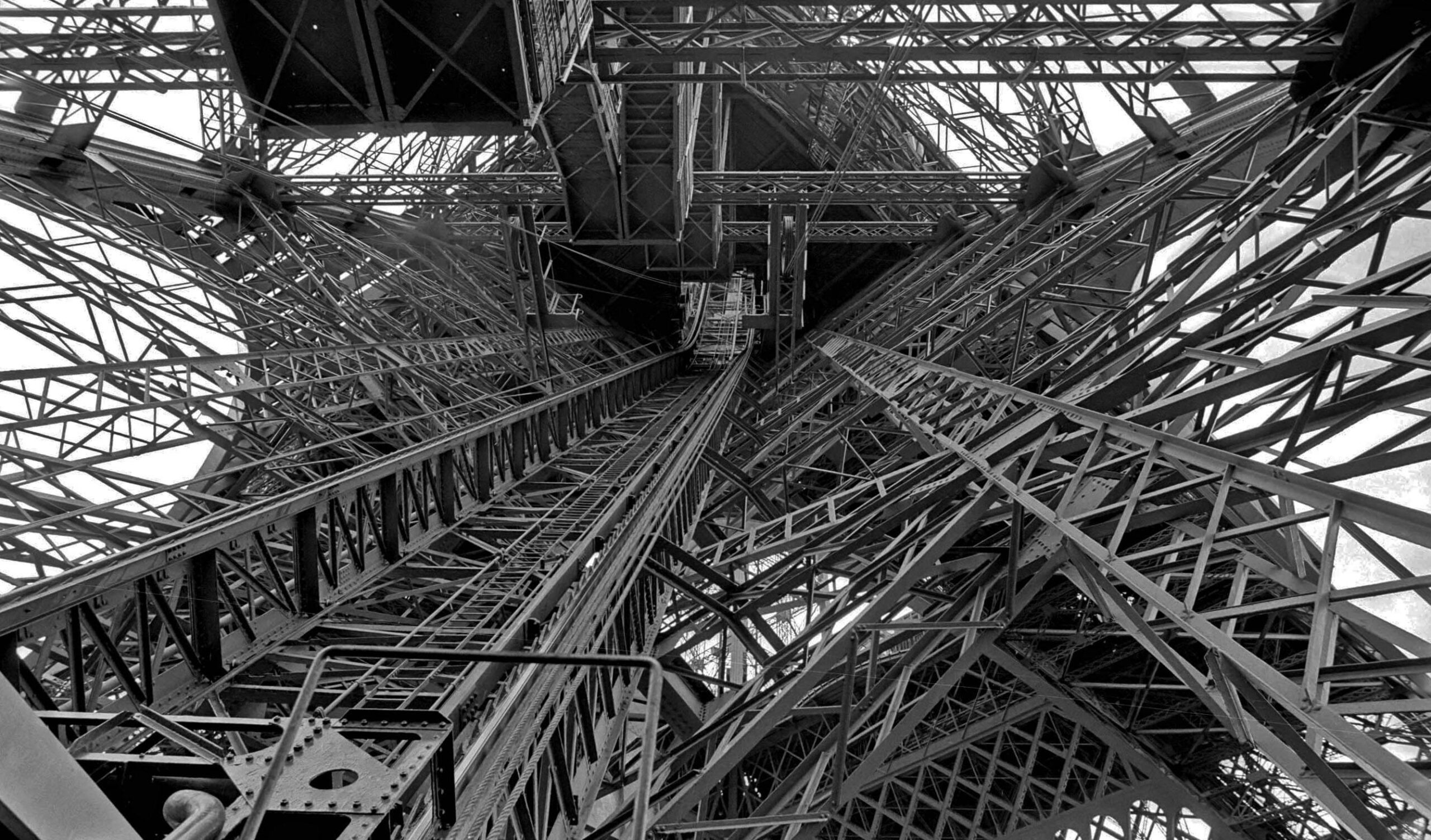 爱迪生1879年的灯泡实验,竟意外“点亮”了石墨烯的未来?一场跨越世纪的科学对话