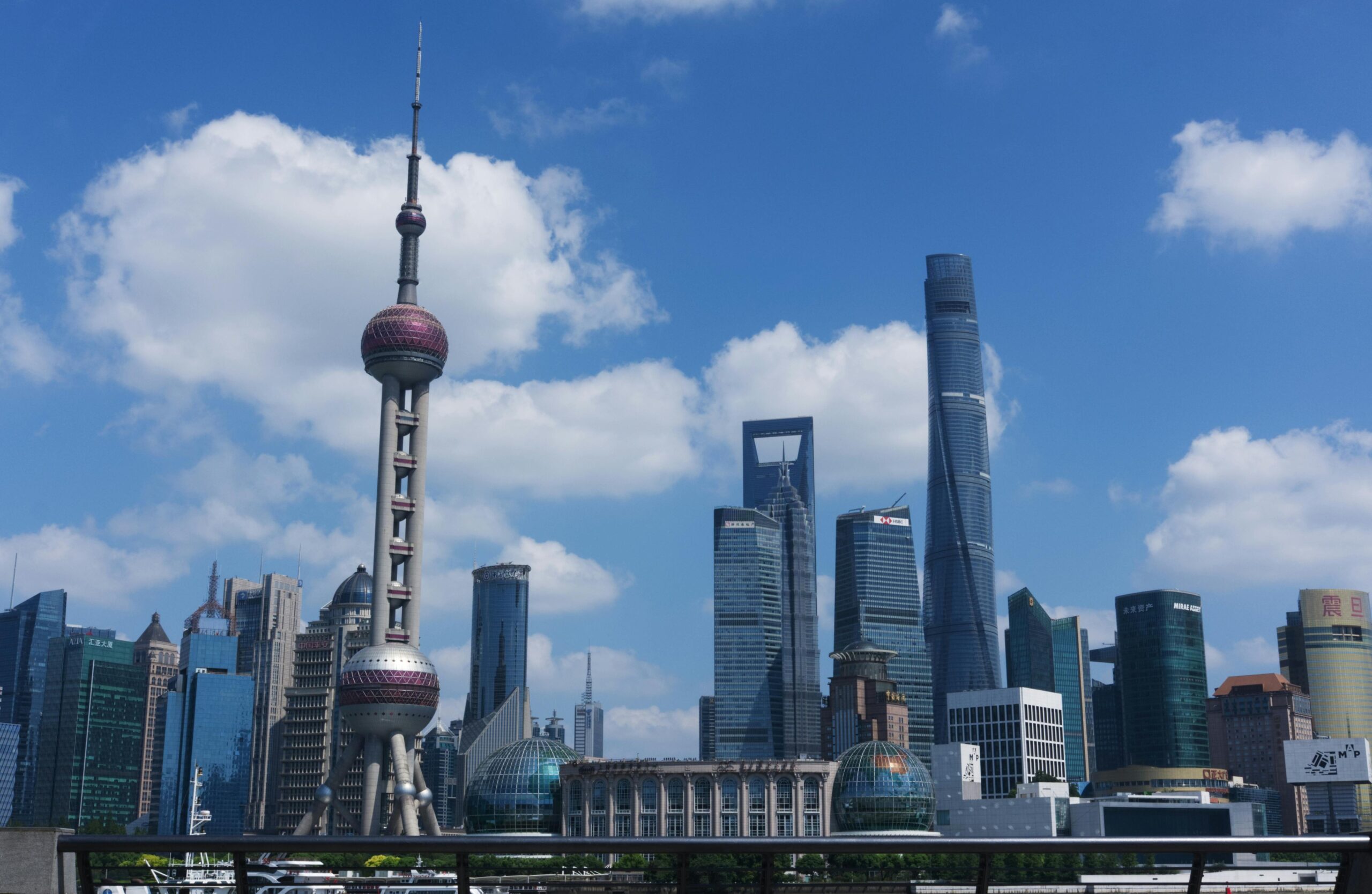 从“黑客马拉松”到“全民AI运动”：一场新加坡校园赛事如何颠覆科技精英主义