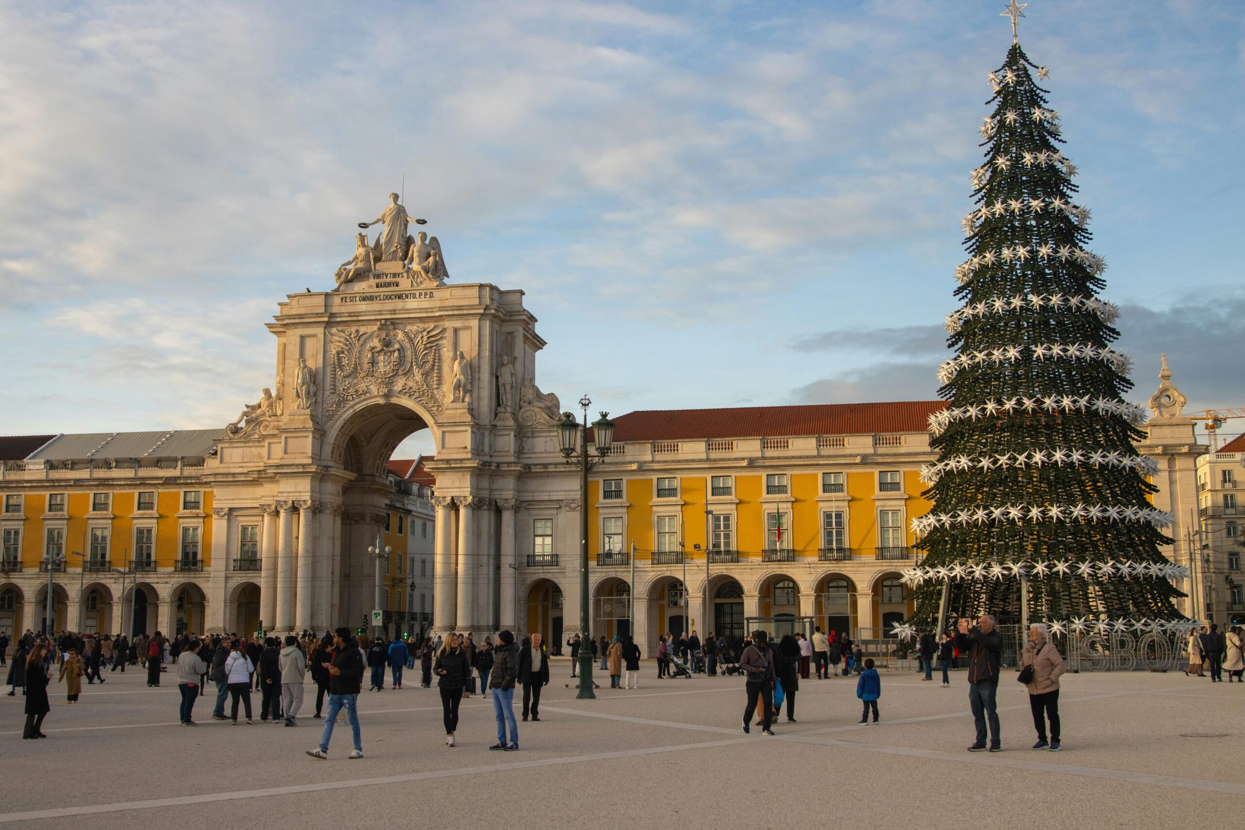 2025互联网大考:当一半美国人上网需“验明正身”,我们离数字身份墙还有多远?