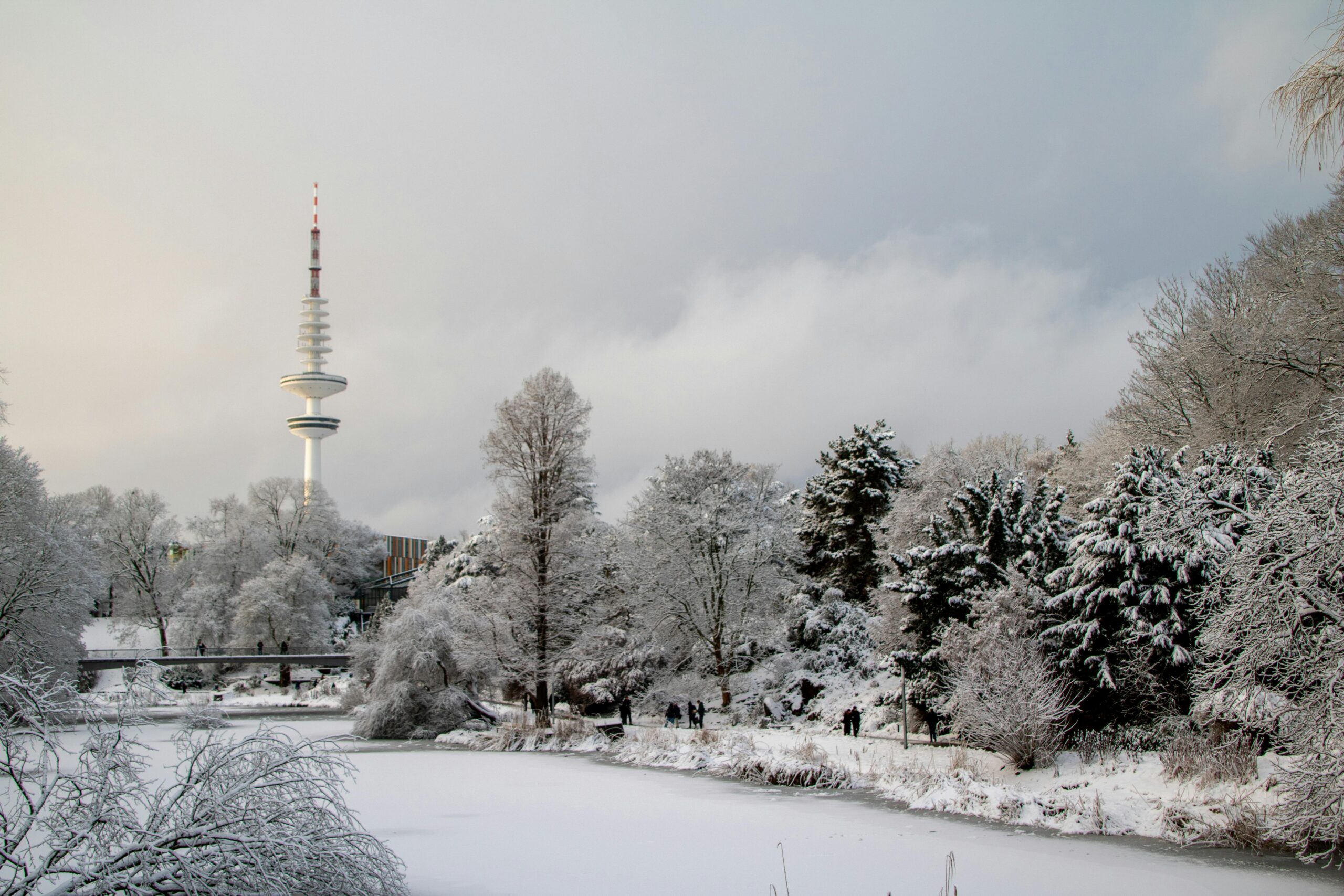 Meta挥刀向元老：AI野心下的VR团队大裁员，一场迟来的战略纠偏？