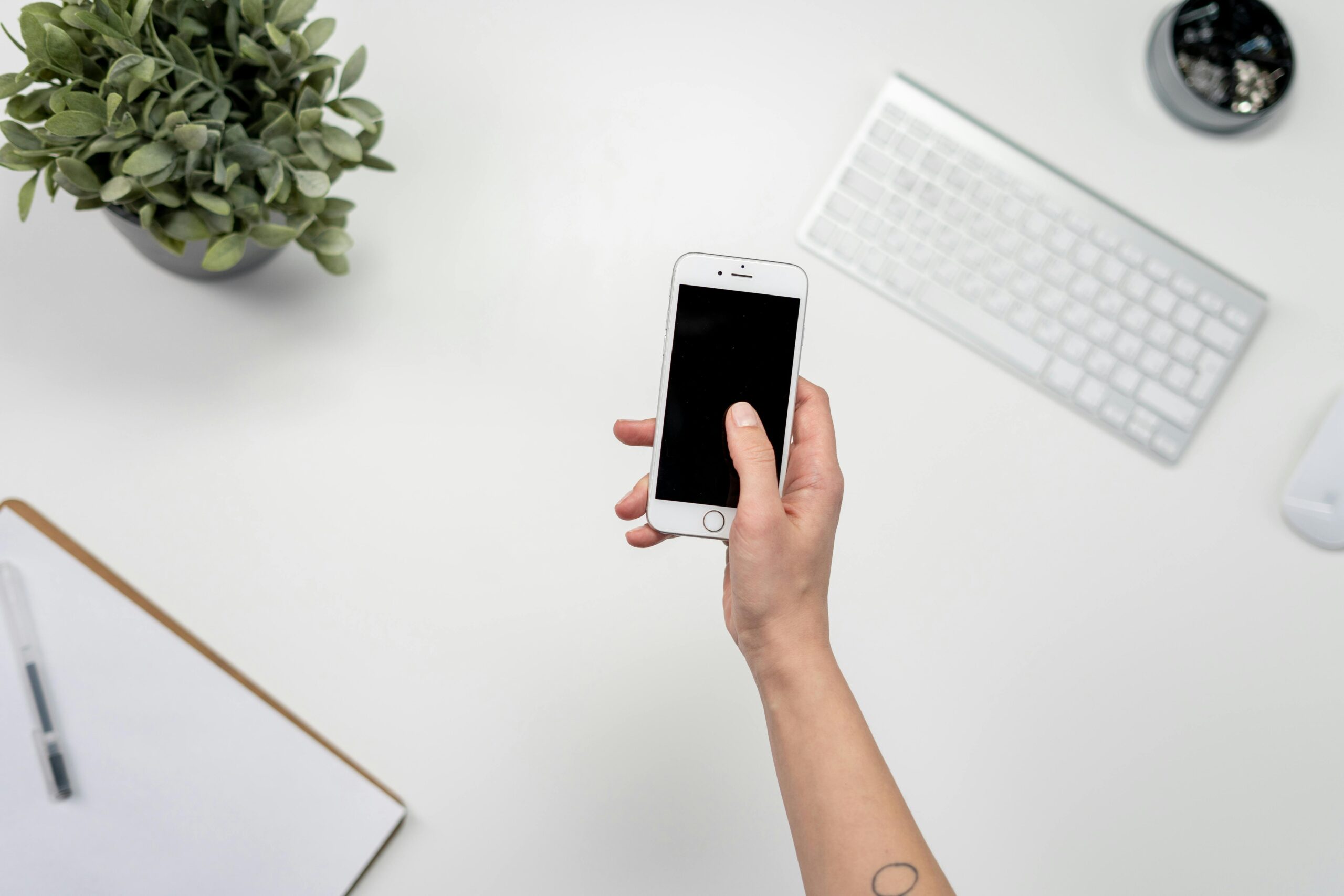 苹果罕见“复活”旧版iOS,背后藏着怎样的生态棋局?