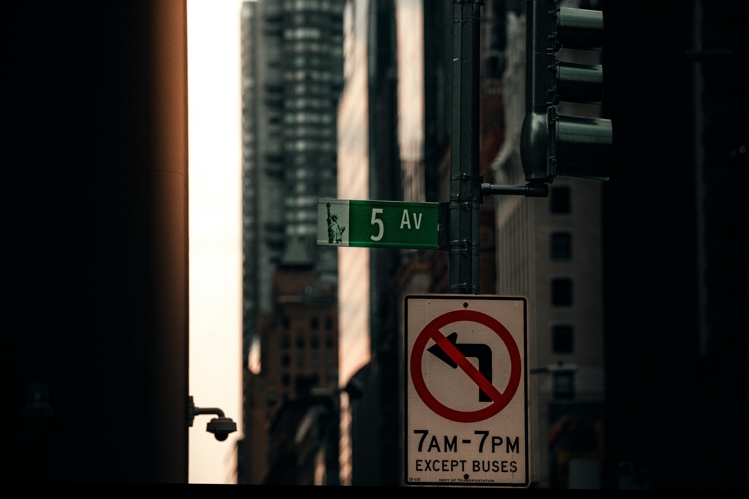 DLSS 5深度解码：当游戏画面不再“渲染”，英伟达的神经革命将如何重塑未来？