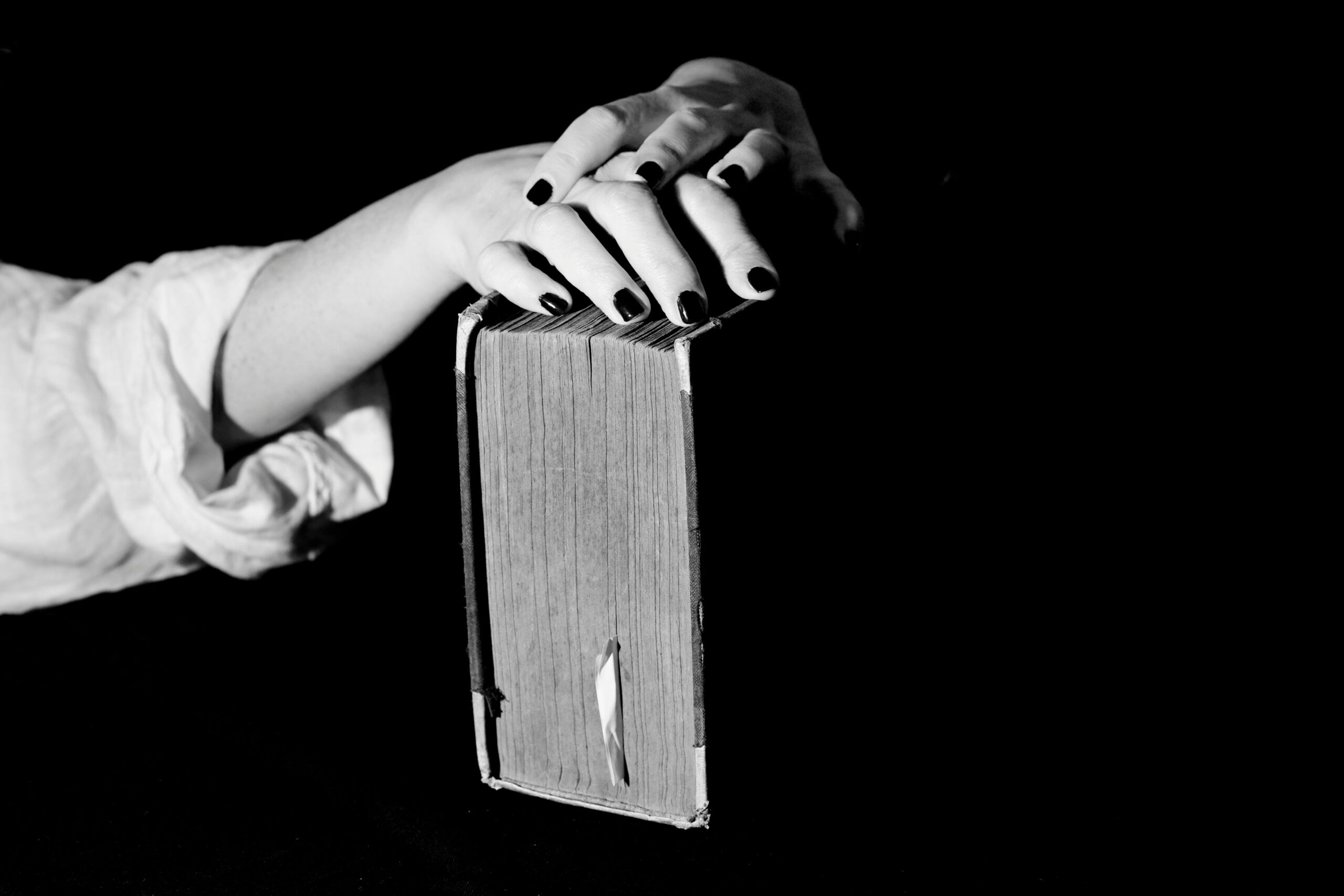 AI幽灵入侵文坛：《害羞女孩》下架事件，是人类创作最后的警报吗？