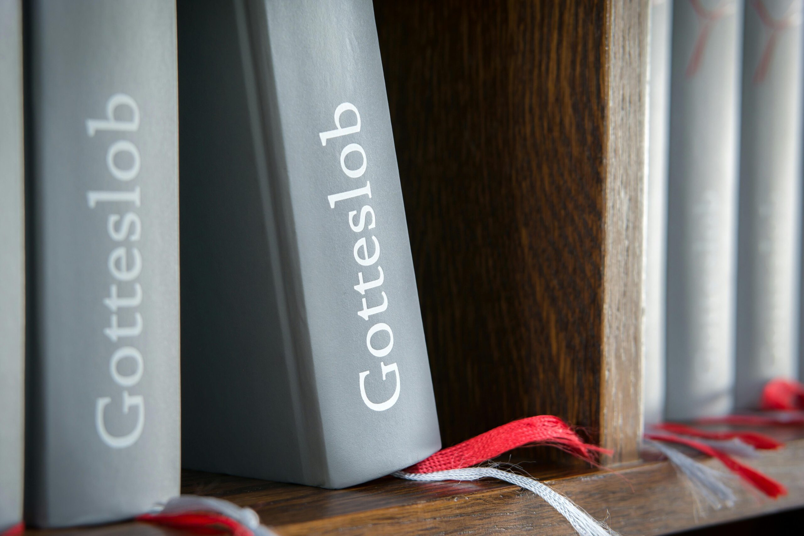 AI技术暗战升级：美国起诉华人“窃取”芯片机密，背后是科技铁幕的落下？