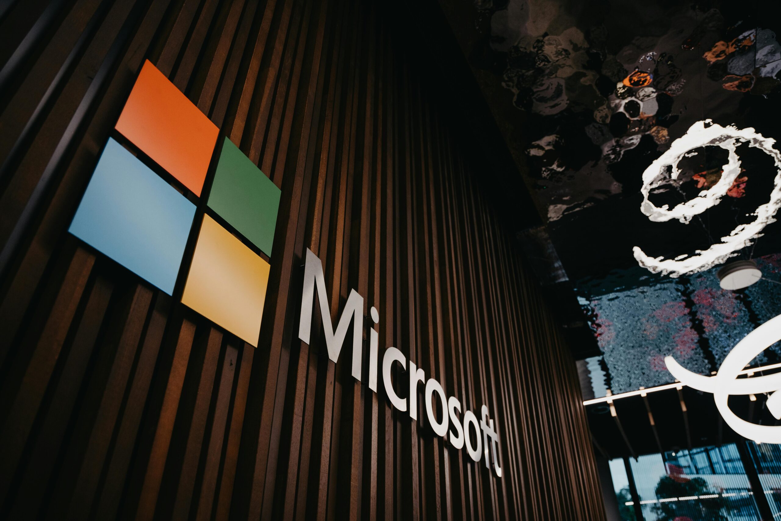 Surface Hub谢幕:微软为何放弃“天价白板”?硬件帝国的战略转折点深度解析