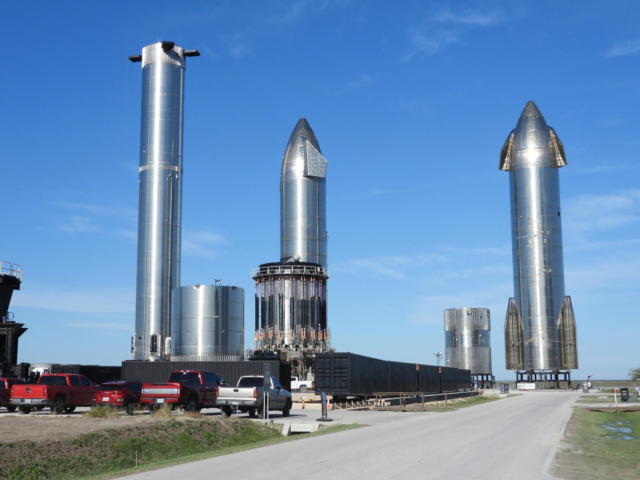 重返月球竞赛白热化:SpaceX星舰V3箭在弦上,蓝色起源如何破局?NASA的“双保险”战略能成功吗?