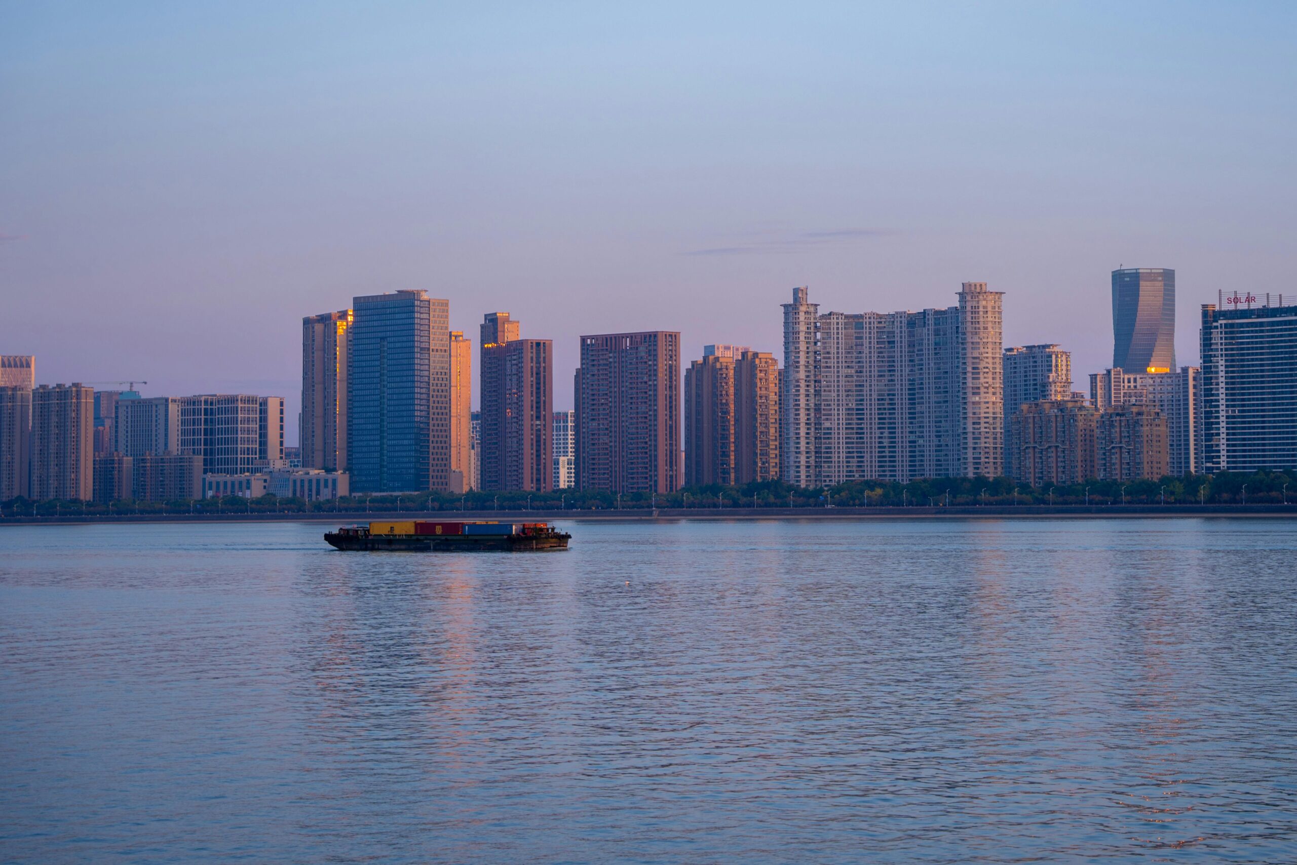 中国仿生机器人出口首超美国背后:一场被低估的产业革命与投资逻辑的重塑