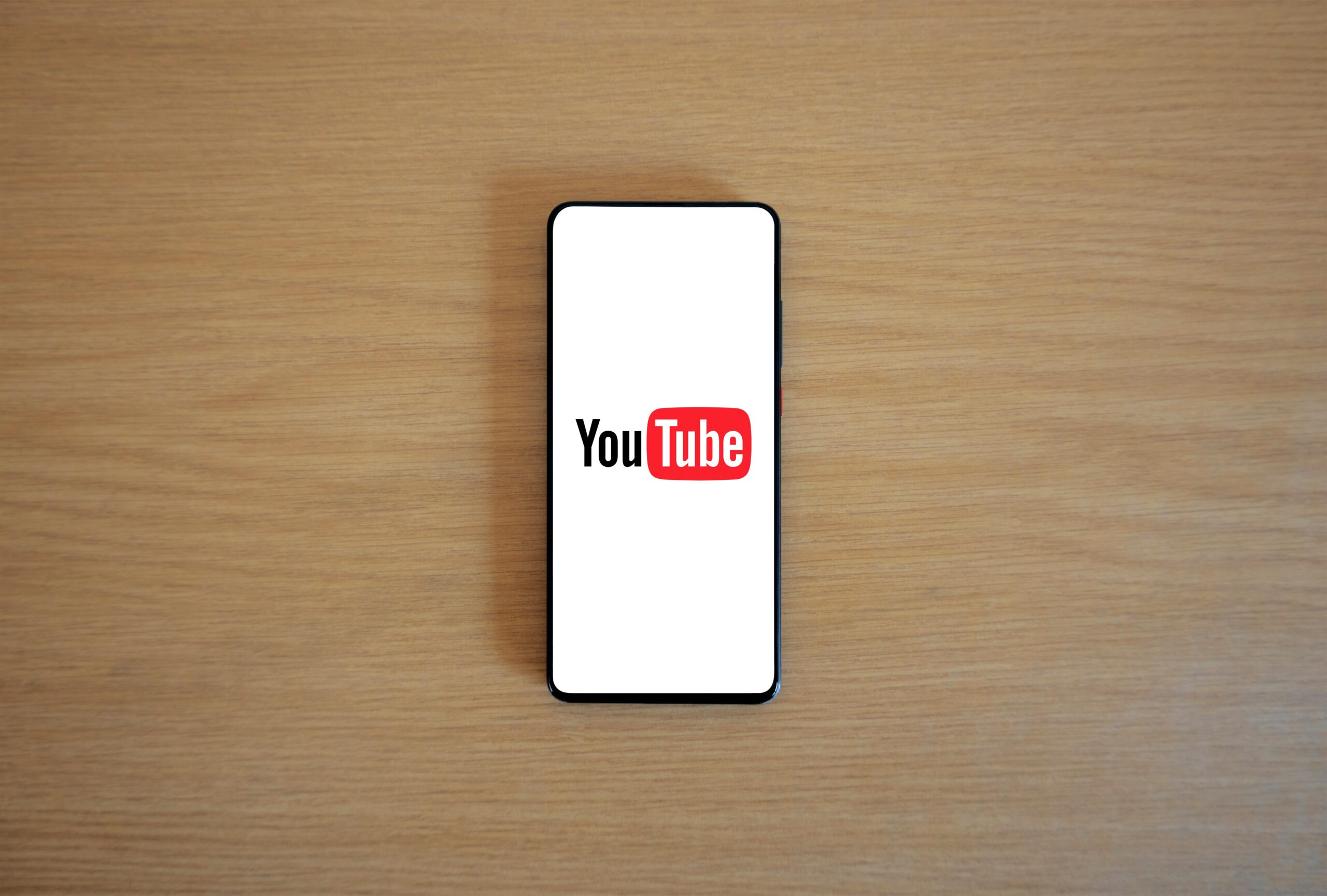 当AI伪造名人成灾:YouTube亮剑背后,是技术博弈还是权利觉醒?