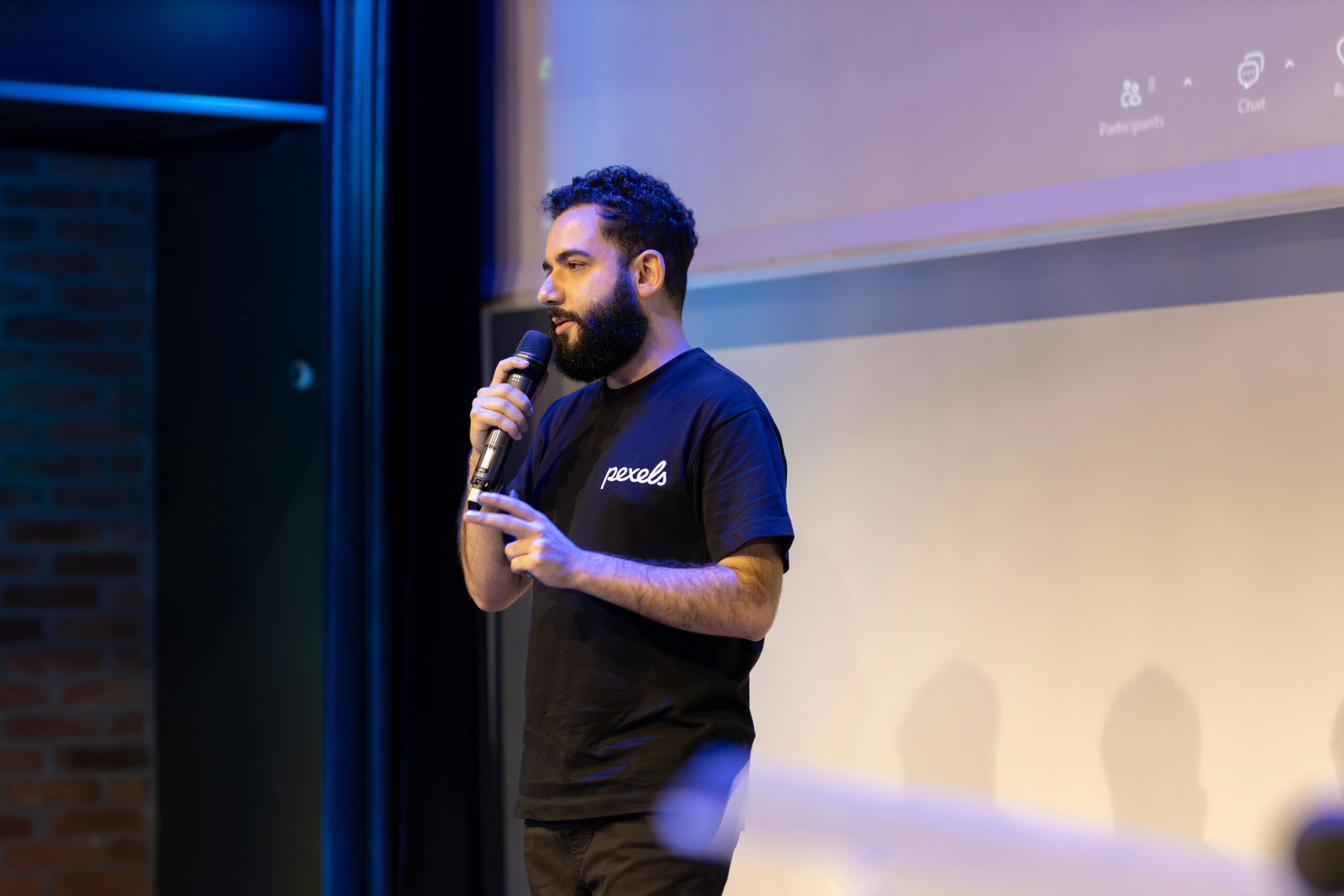 芯片暗战升级:超微创始人否认走私指控背后,中美科技博弈的灰色地带与生死时速