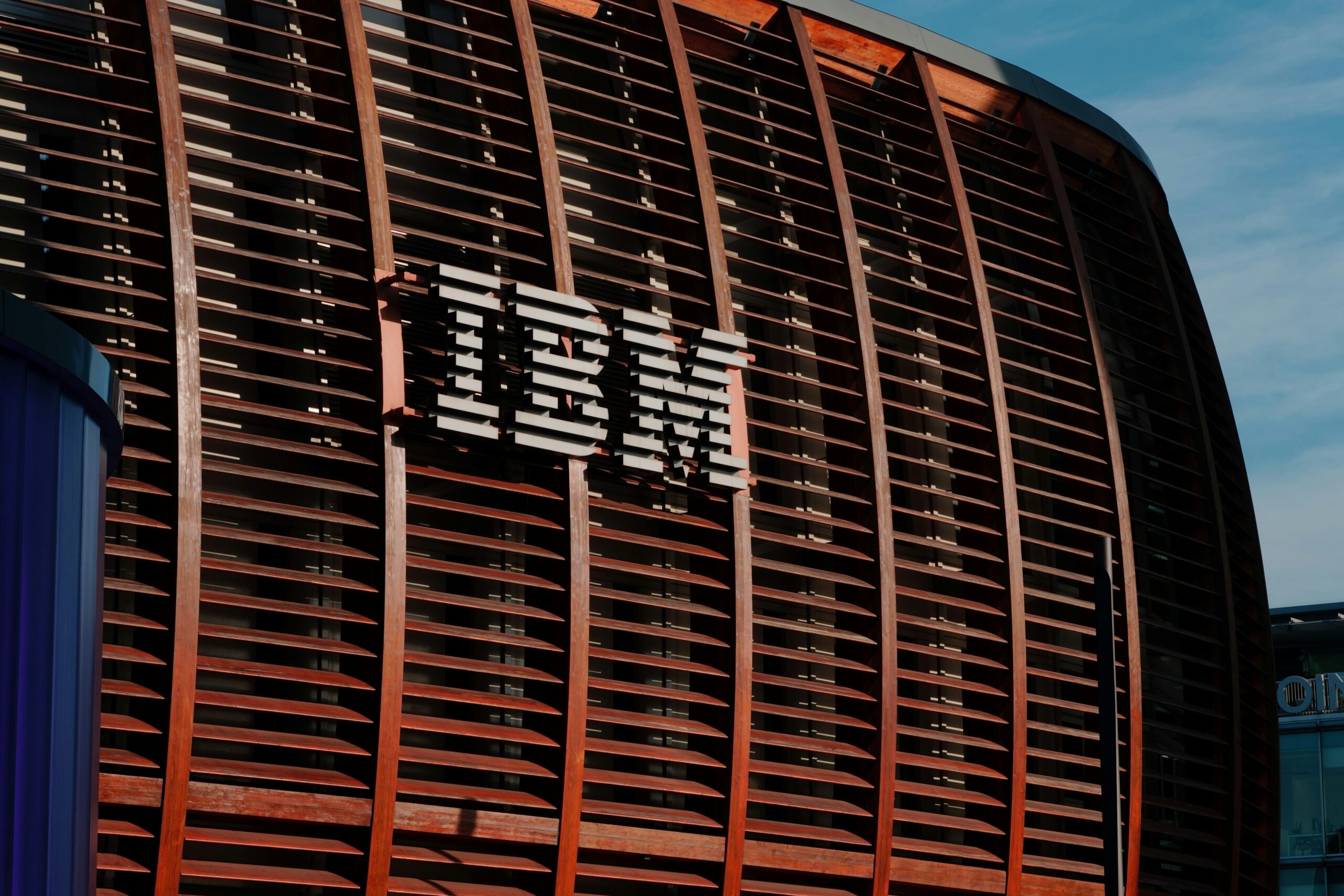 IBM与ServiceNow财报引爆市场恐慌:AI颠覆软件业的真实逻辑是什么?