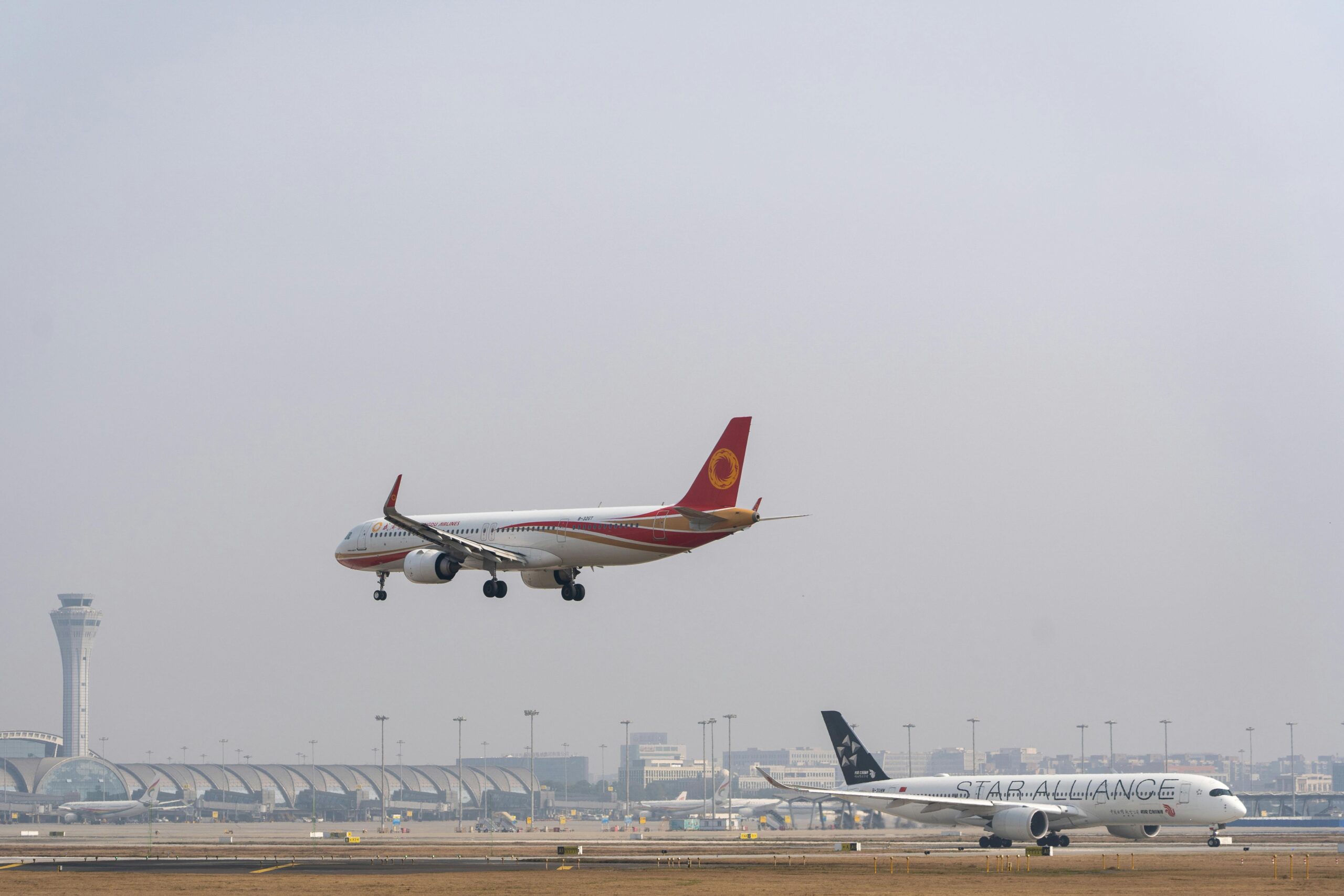 中国“陆地航母”横空出世:微波充电无人机,如何颠覆未来战场规则?
