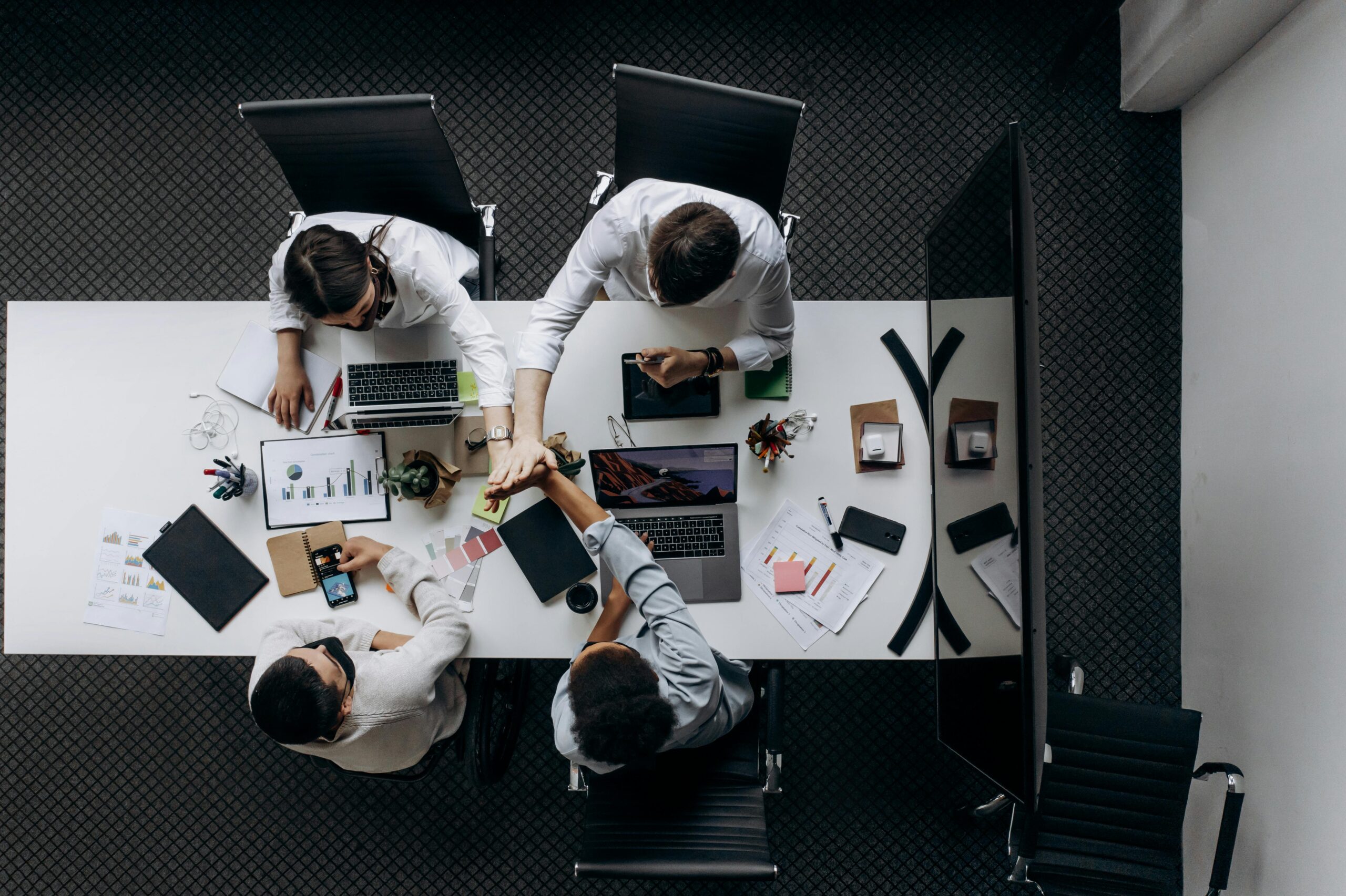 Meta的“账户迷雾”：当社交巨头成为诈骗温床，我们该如何自保？