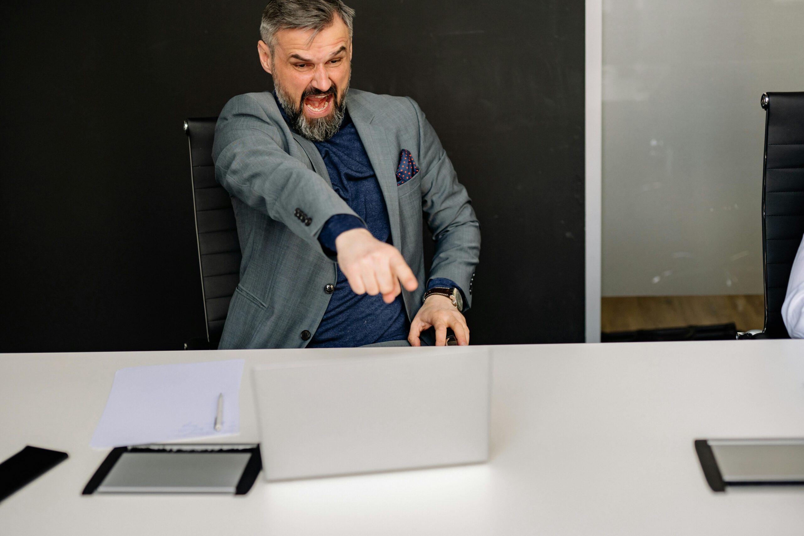 推特创始人敲响警钟：AI正在“腰斩”企业组织，中层管理者何去何从？