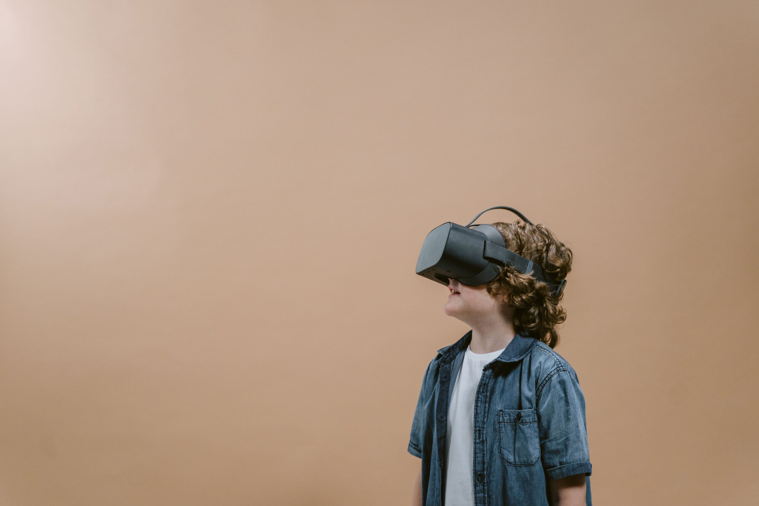 伦敦15所中学集体引入VR“降噪”:当虚拟现实开始疗愈现实焦虑