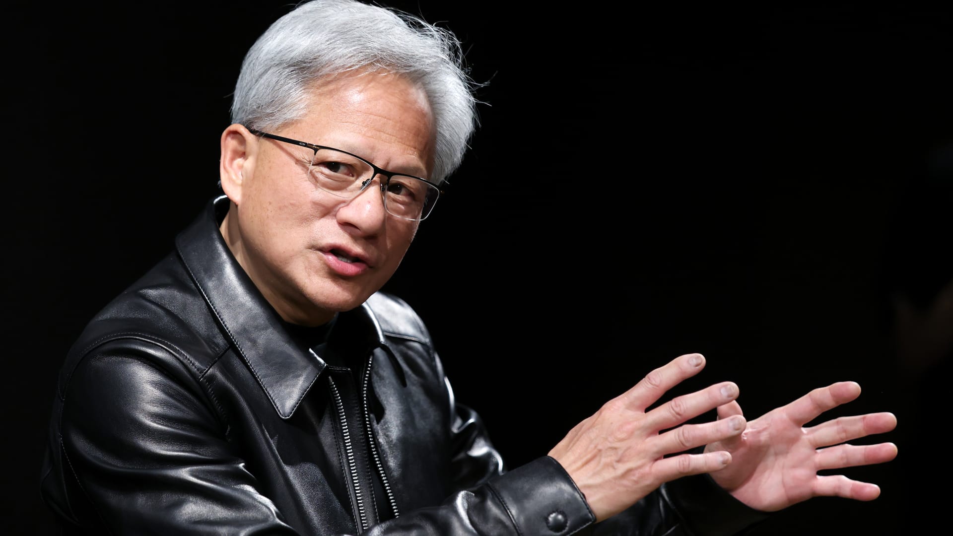 英伟达收购Hugging Face：一场改写AI权力版图的“生态级”联姻，远不止芯片那么简单