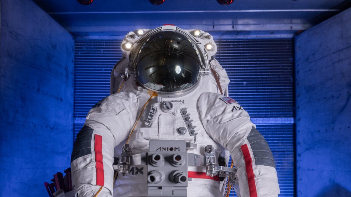 NASA悄悄改方案:登月宇航服大瘦身,2028年登月计划背后的“妥协”与“豪赌”