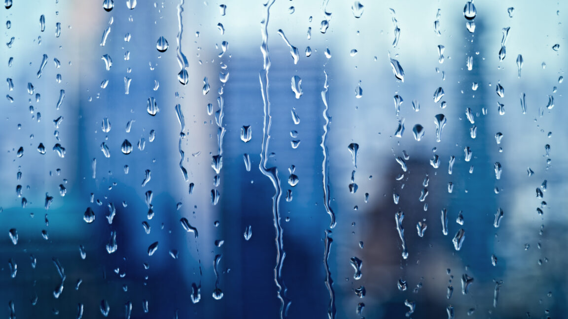 雨滴竟是微型闪电?科学家发现:它正在用9000伏电压“炸”穿你的车漆