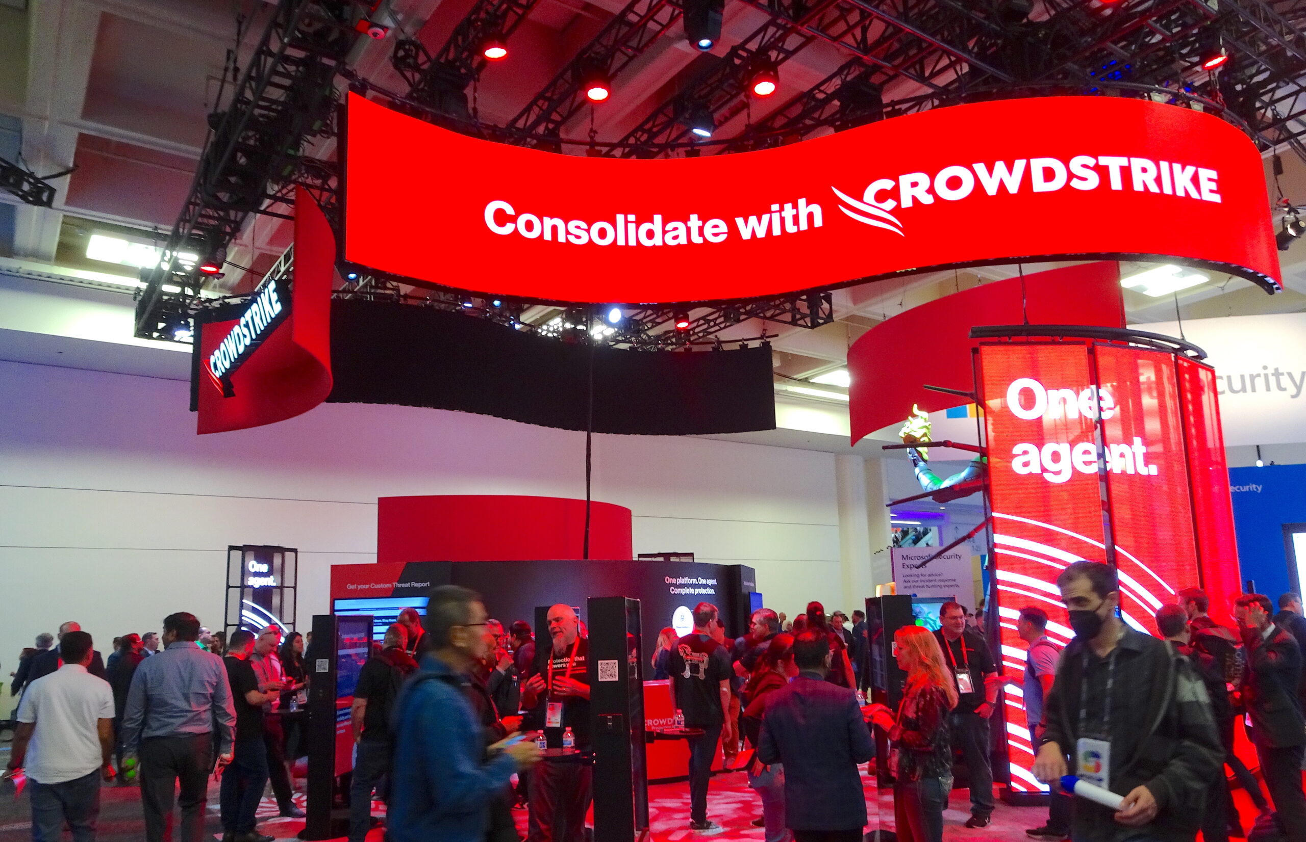 CrowdStrike三连击:为AI代理造身份、让SOC“分身”、给软件包上锁,网络安全进入“机器人员工”管理时代