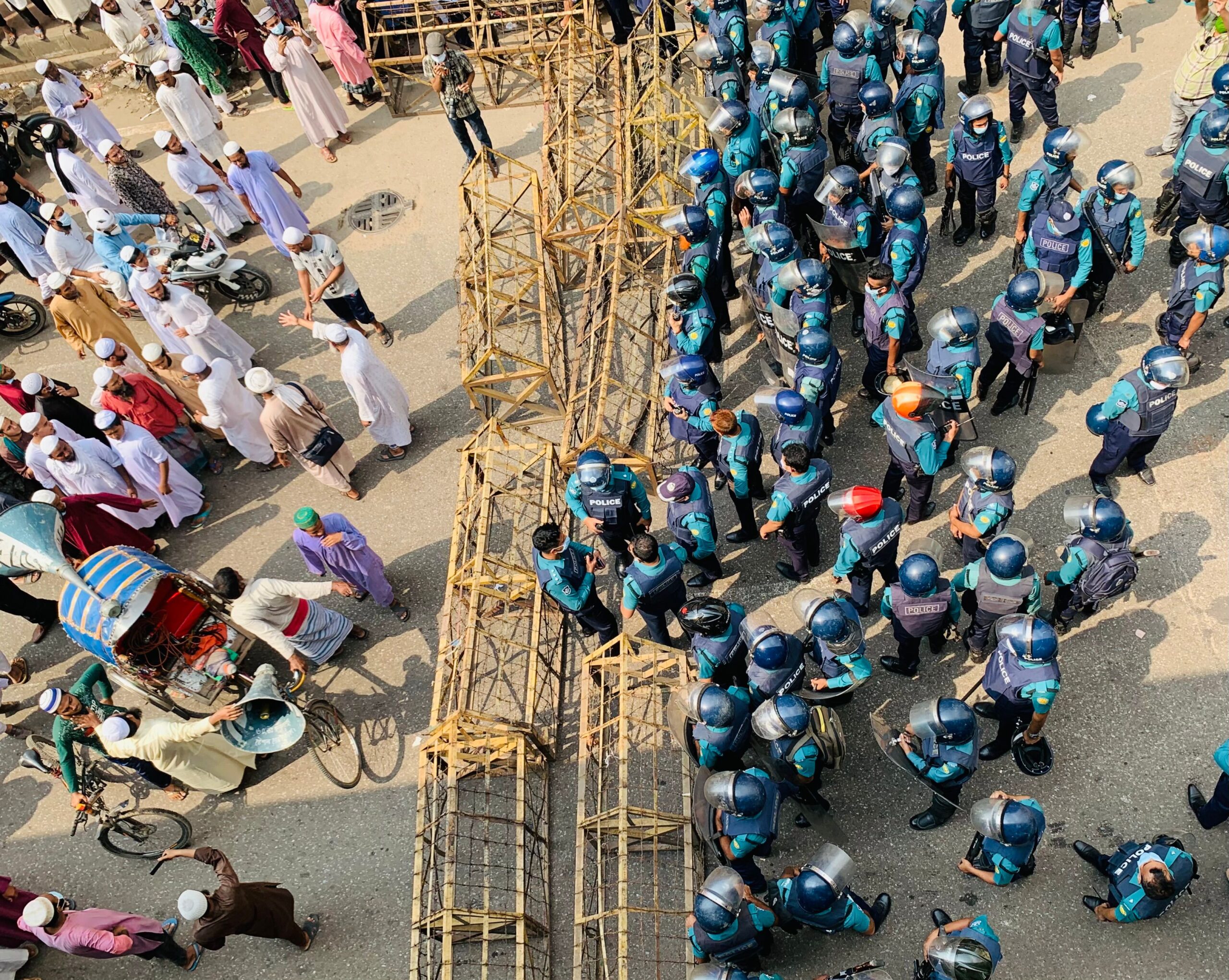 1500个集装箱封城:巴基斯坦用一场“俄罗斯方块”游戏,改写了抗议政治学