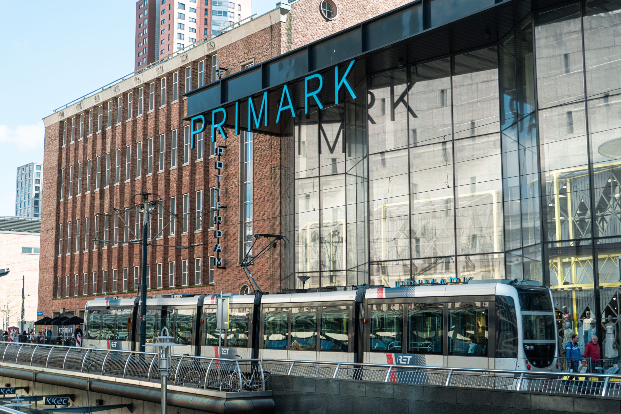 月薪三千也能包邮自由?Primark憋了20年终于想通了,但这笔账没那么简单