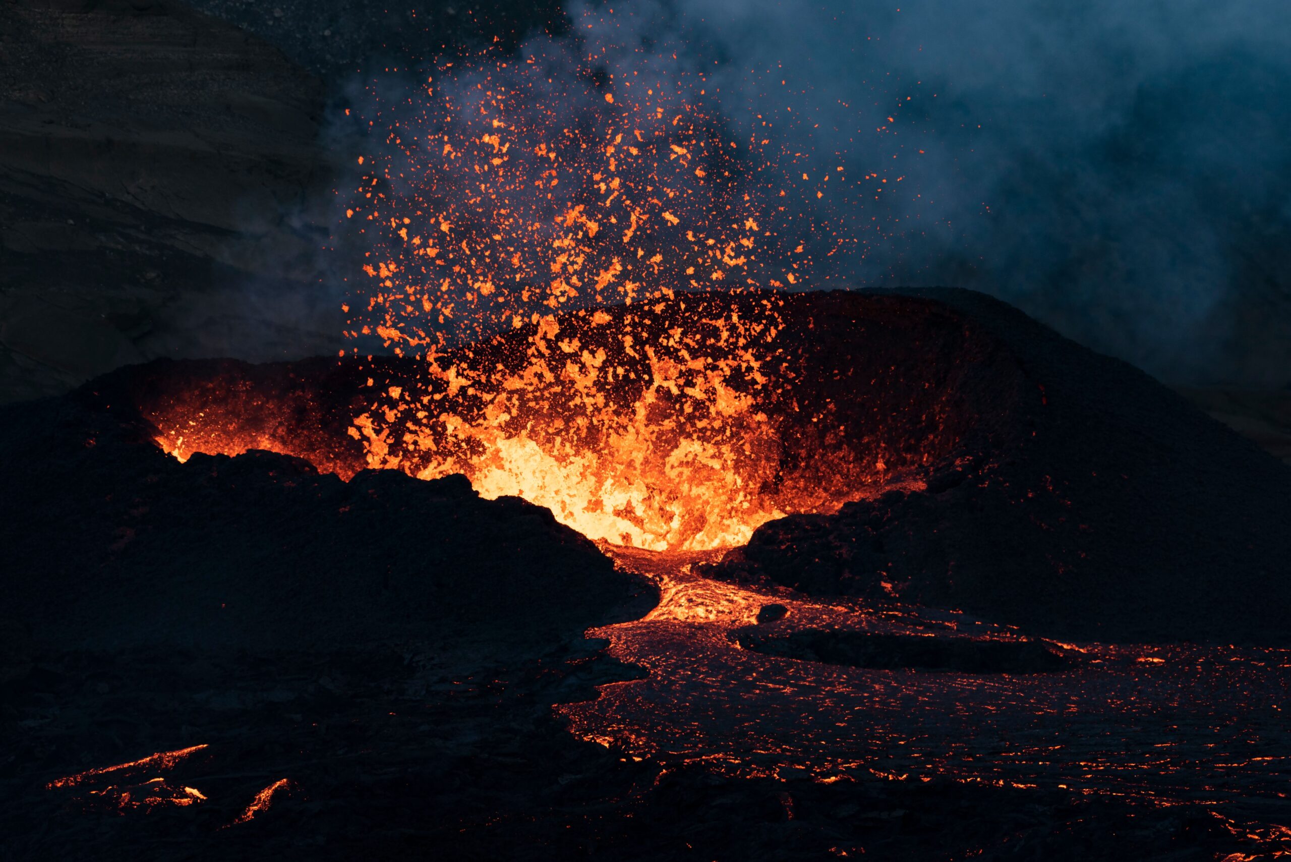 火山灰遮天蔽日,8座机场瘫痪:喀拉喀托的怒吼,为何让整个印尼神经紧绷?