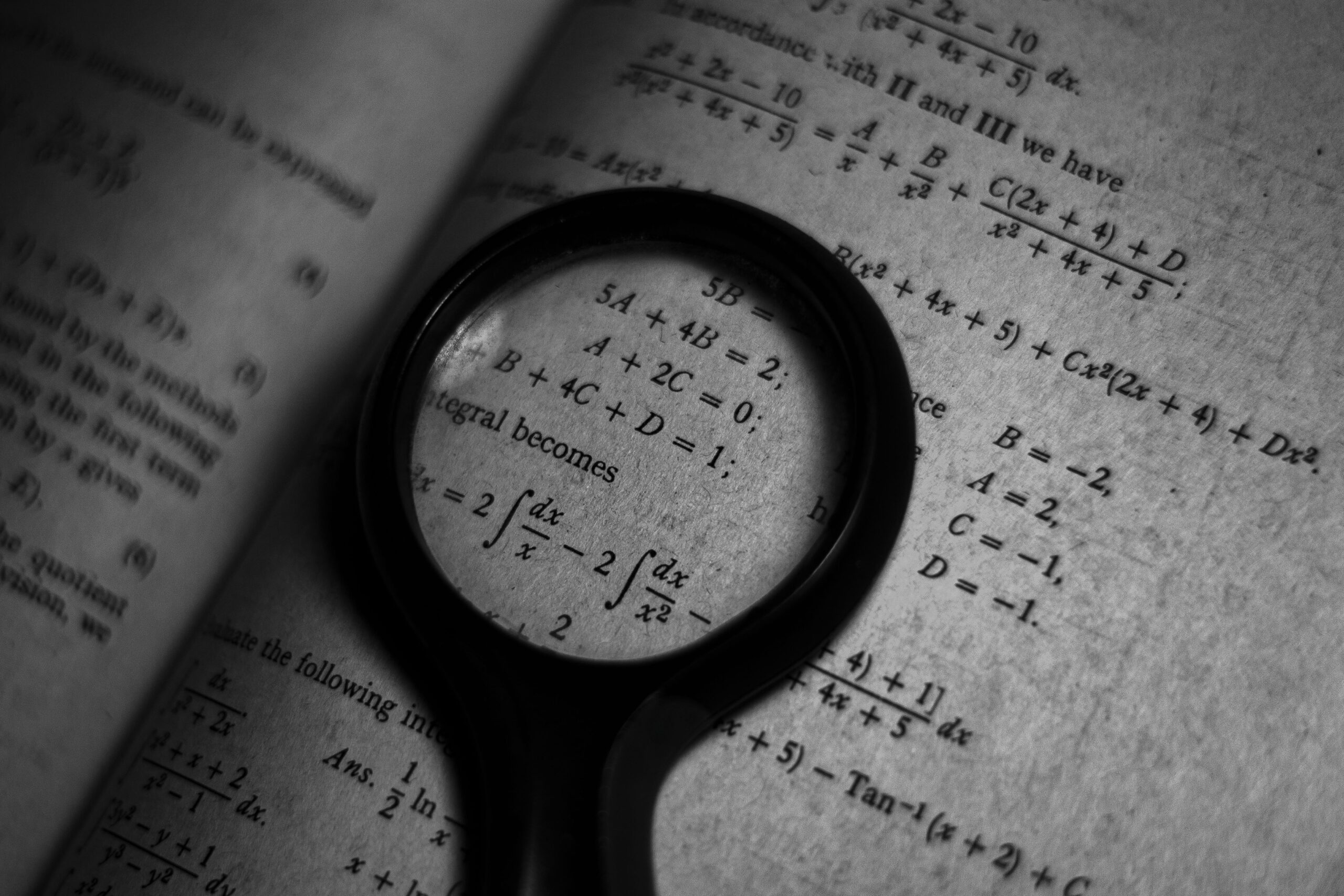 两根钉子挂画,数学家却偏要找出最“糟糕”的方法:这背后藏着拓扑学的百年执念